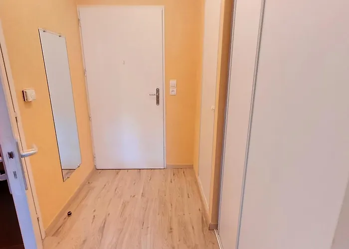 Apartamento T2 Rez-de-jardin A 50m De La Avec Parking - Fr-1-746-16 *